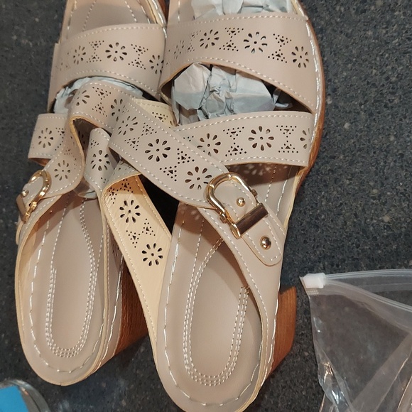 Women's 2 inch heel 41 9.5 size Sandals apricot beige color NWT buckle. - Picture 10 of 10